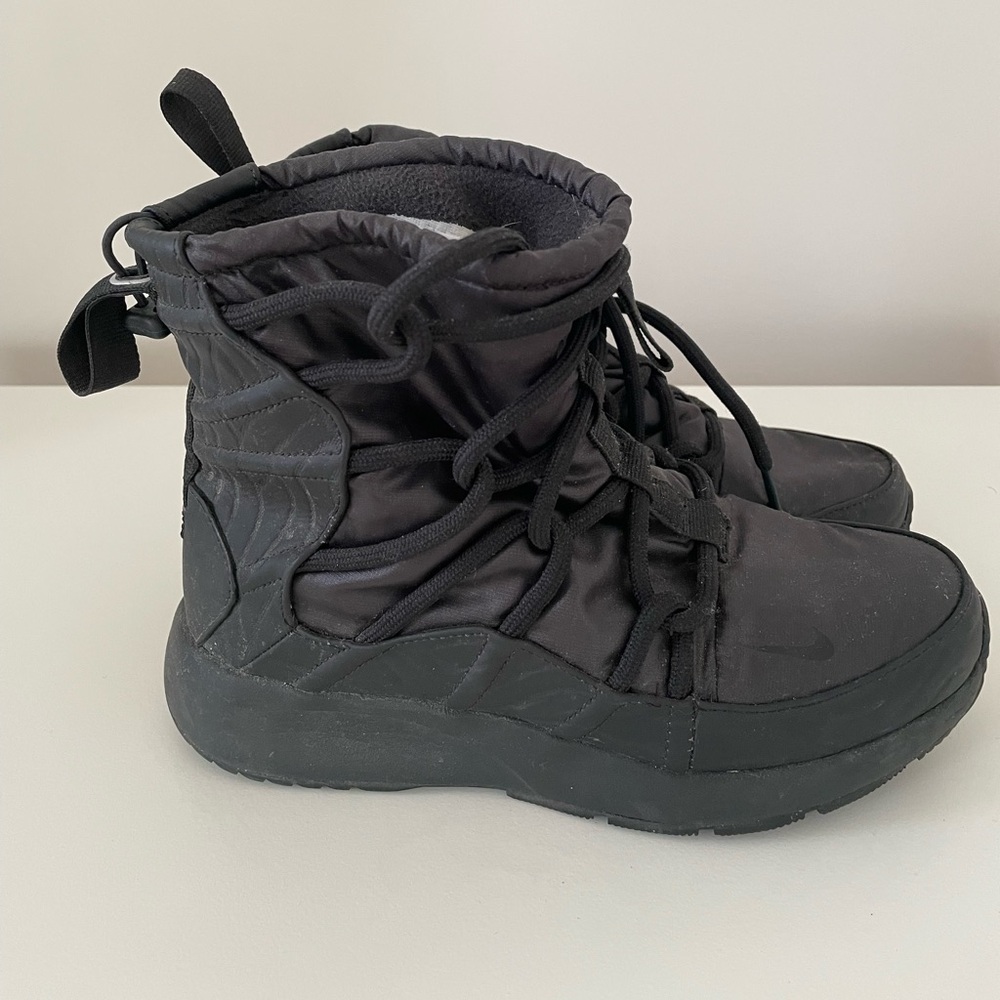 Nike Tanjun High Rise winter boots